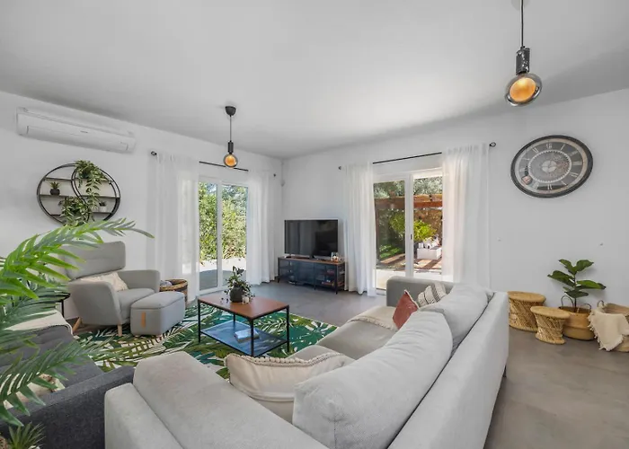 Villa Stunning Countryside W Private Garden & Pool *